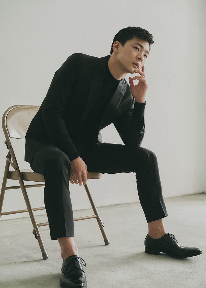 KIM HYEONWOOK　キム ヒョヌク